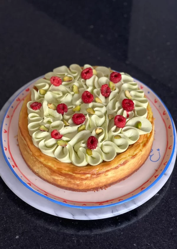 CHEESECAKE PISTACHO Y FRAMBUESAS