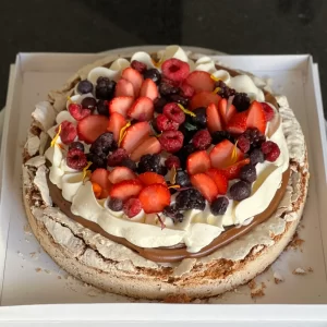 TORTA DE NUEZ CON FRUTOS ROJOS