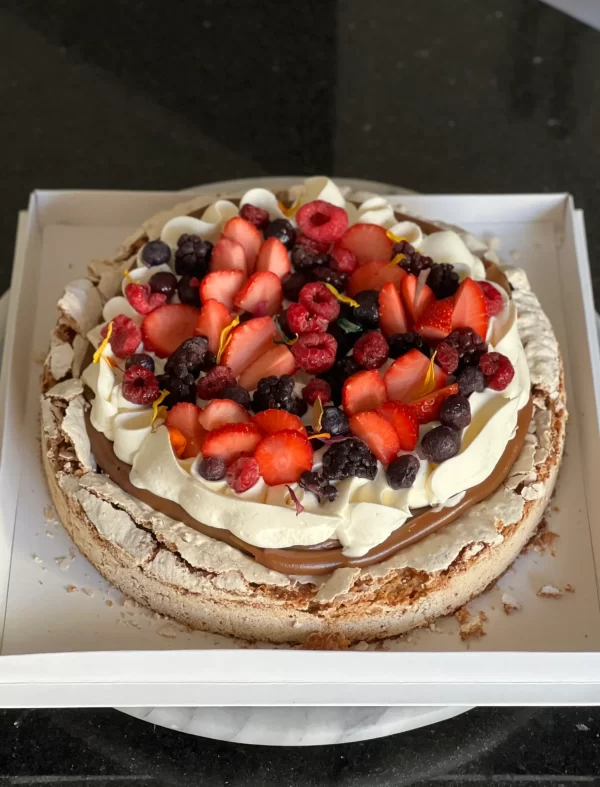 TORTA DE NUEZ CON FRUTOS ROJOS