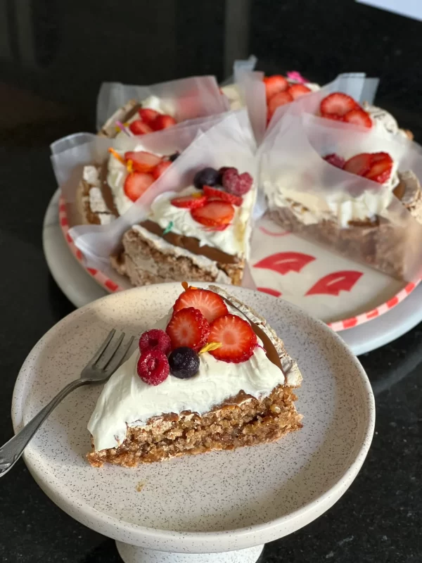 TORTA DE NUEZ CON FRUTOS ROJOS - Imagen 2